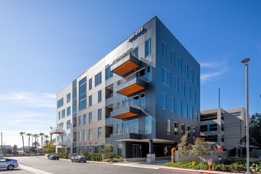 701 Campus Square W, El Segundo, CA à vendre - Photo du bâtiment - Image 2 de 5