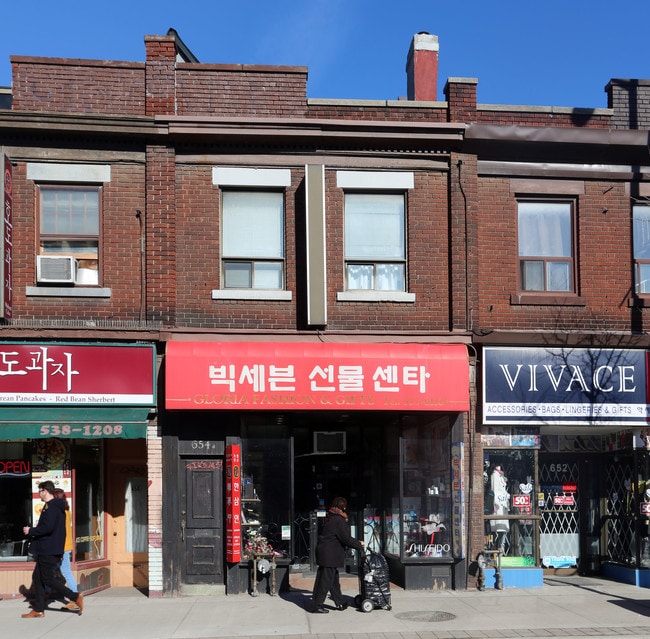 More details for 654 Bloor St W, Toronto, ON - Retail for Sale