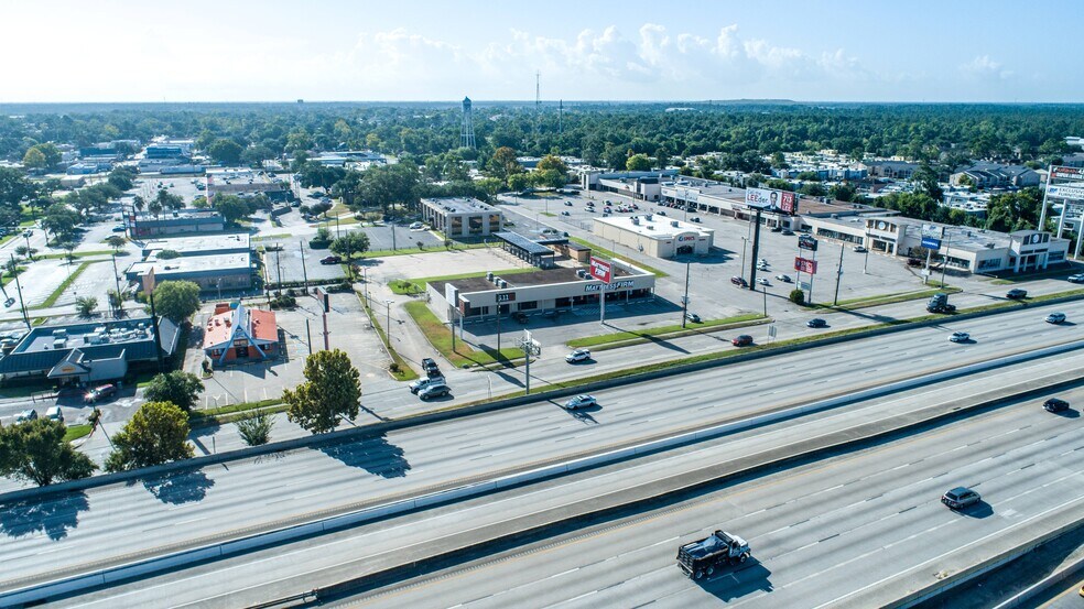 123 W Main St, Humble, TX à vendre - Photo du bâtiment - Image 1 de 10