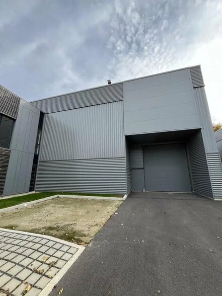 Flex in Chanteloup-en-Brie for sale - Building Photo - Image 2 of 8