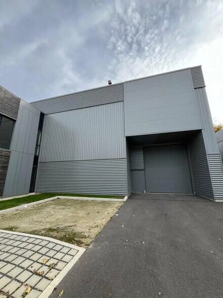 Local d'activités dans Chanteloup-en-Brie à vendre - Photo du bâtiment - Image 2 de 8