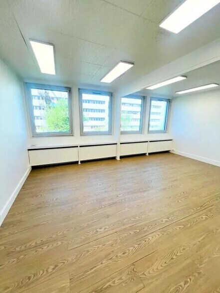 Office in Le Chesnay-Rocquencourt for lease - Interior Photo - Image 2 of 8