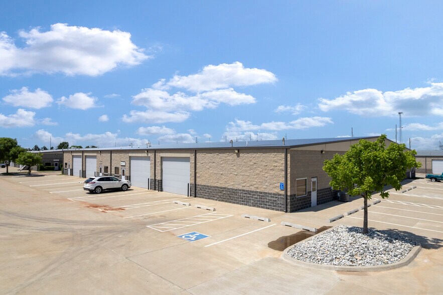 Edmond Small Bay Warehouse Complex. portefeuille de 4 propriétés à vendre sur LoopNet.ca - Photo du bâtiment - Image 2 de 16