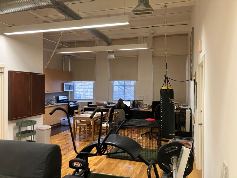 209 Center St, Bridgeport, CT à vendre - Photo du bâtiment - Image 2 de 36