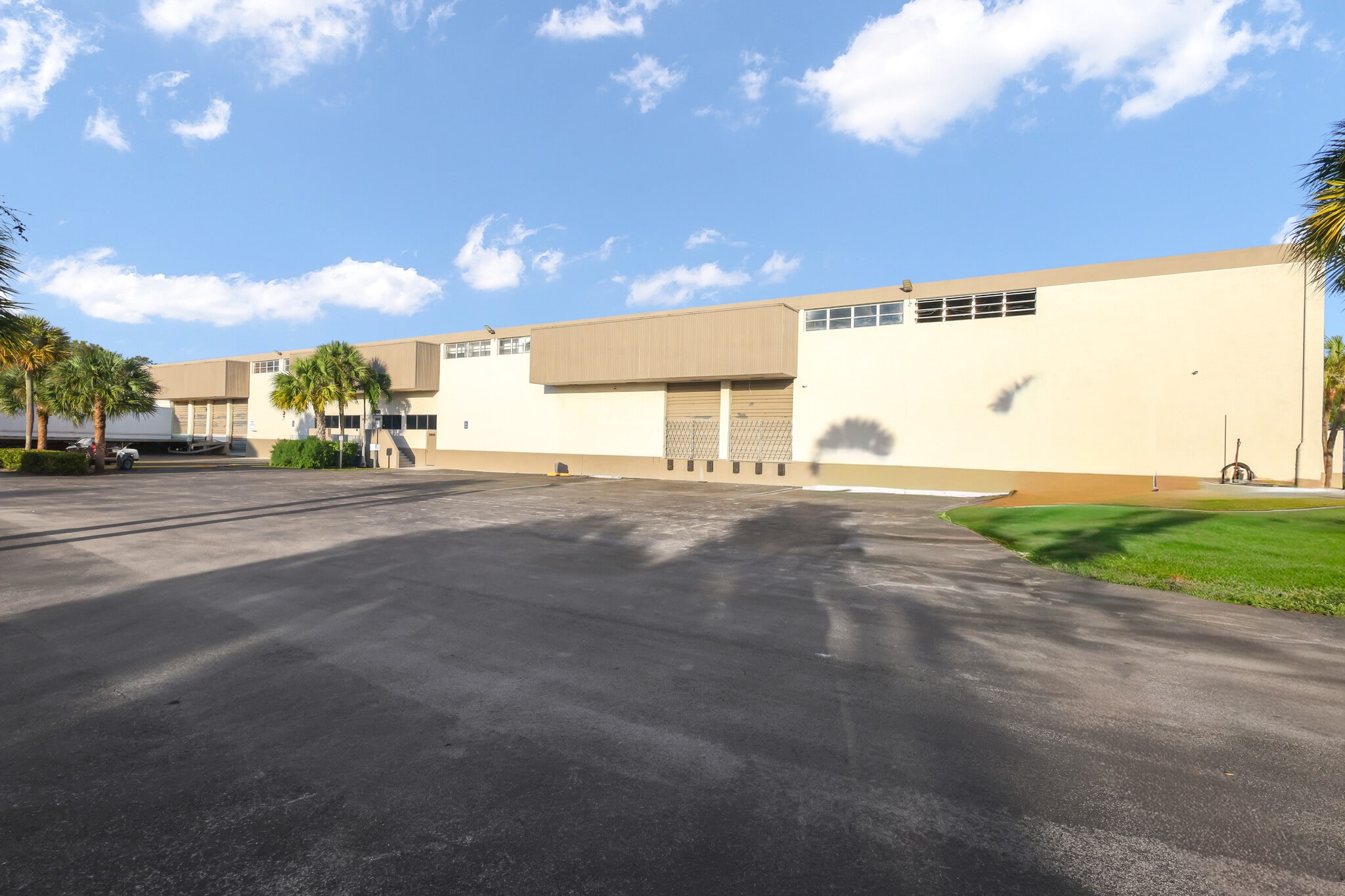 5800 Miami Lakes Dr, Miami Lakes, FL for lease Primary Photo- Image 1 of 5