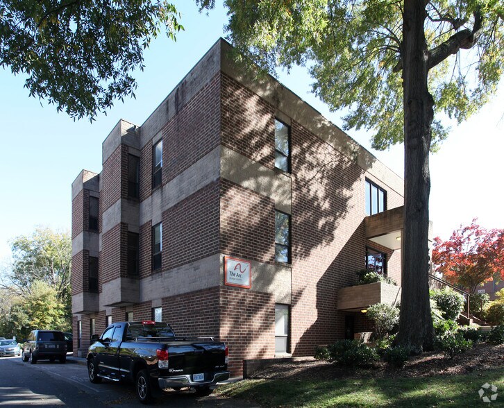 208 N Columbia St, Chapel Hill, NC à louer - Photo du bâtiment - Image 3 de 4