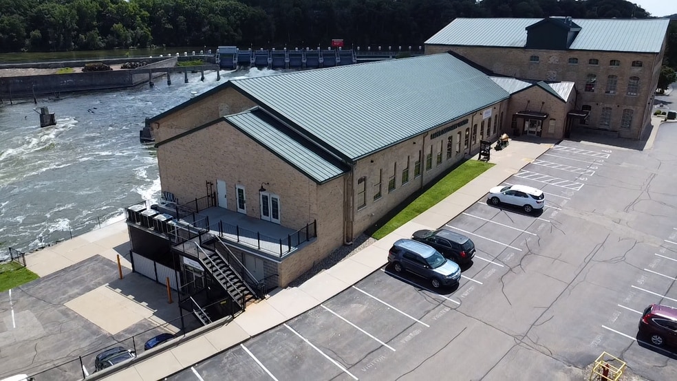 425 W Water St, Appleton, WI for lease - Building Photo - Image 1 of 12