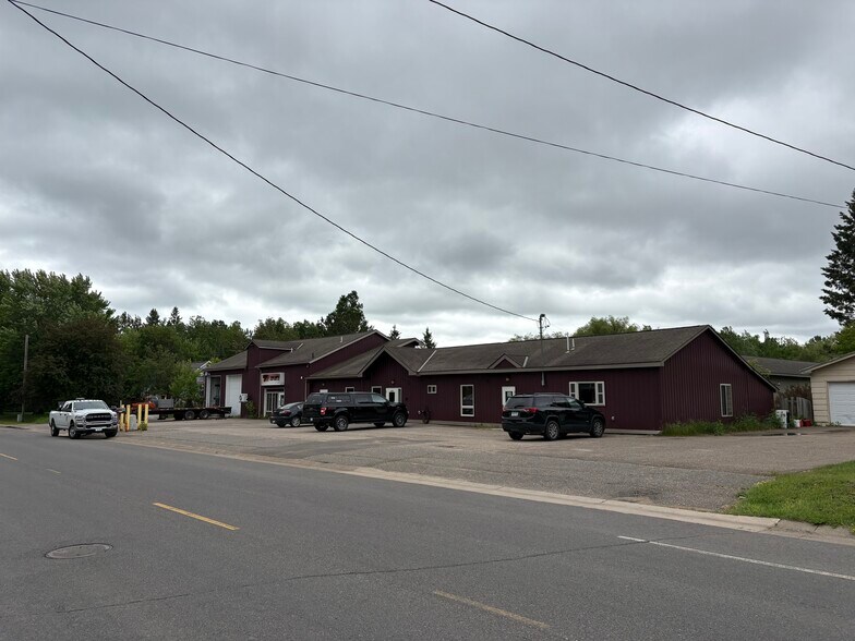 3219 19th Ave E, Hibbing, MN à vendre - Photo du bâtiment - Image 2 de 35