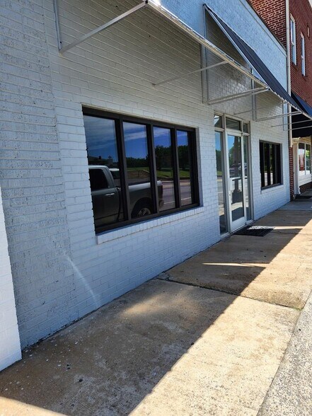 122 N 3rd Ave, Chatsworth, GA à louer - Photo du bâtiment - Image 3 de 23
