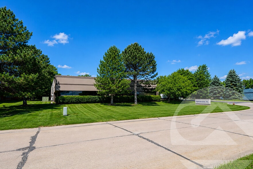 28047 Grand Oaks Ct, Wixom, MI for sale - Primary Photo - Image 1 of 1