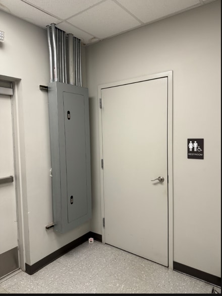 2019 N Locust Ave, Lawrenceburg, TN for lease - Interior Photo - Image 3 of 9