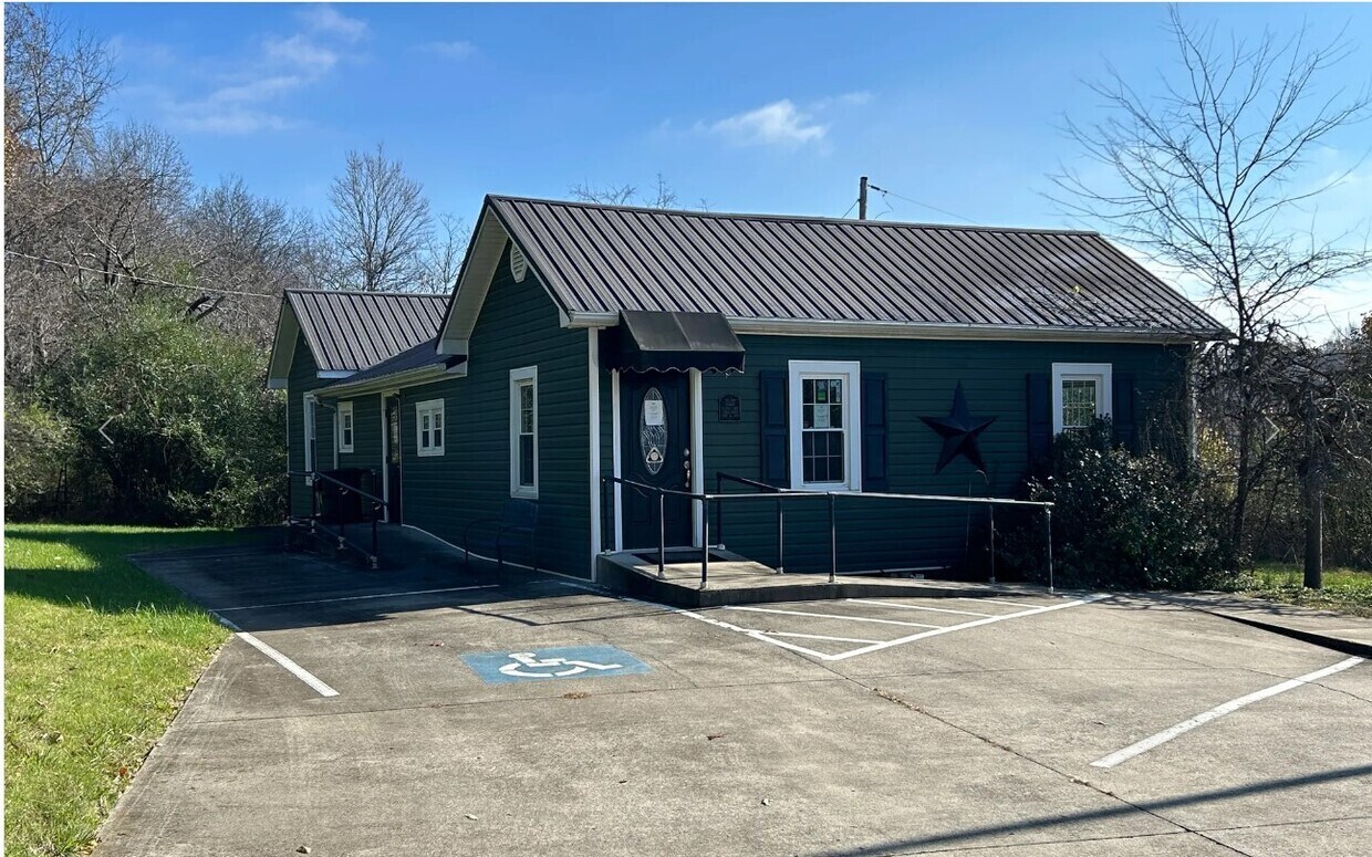 1046 Veterans Memorial Hwy, Scottsville, KY for lease Building Photo- Image 1 of 2