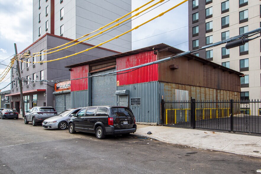 97-15 & 97-31 Sutphin Blvd, Jamaica, NY portfolio of 2 properties for sale on LoopNet.ca - Building Photo - Image 3 of 17