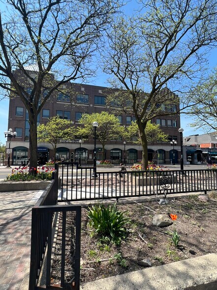 350 S Main St, Ann Arbor, MI à louer - Photo du bâtiment - Image 1 de 15