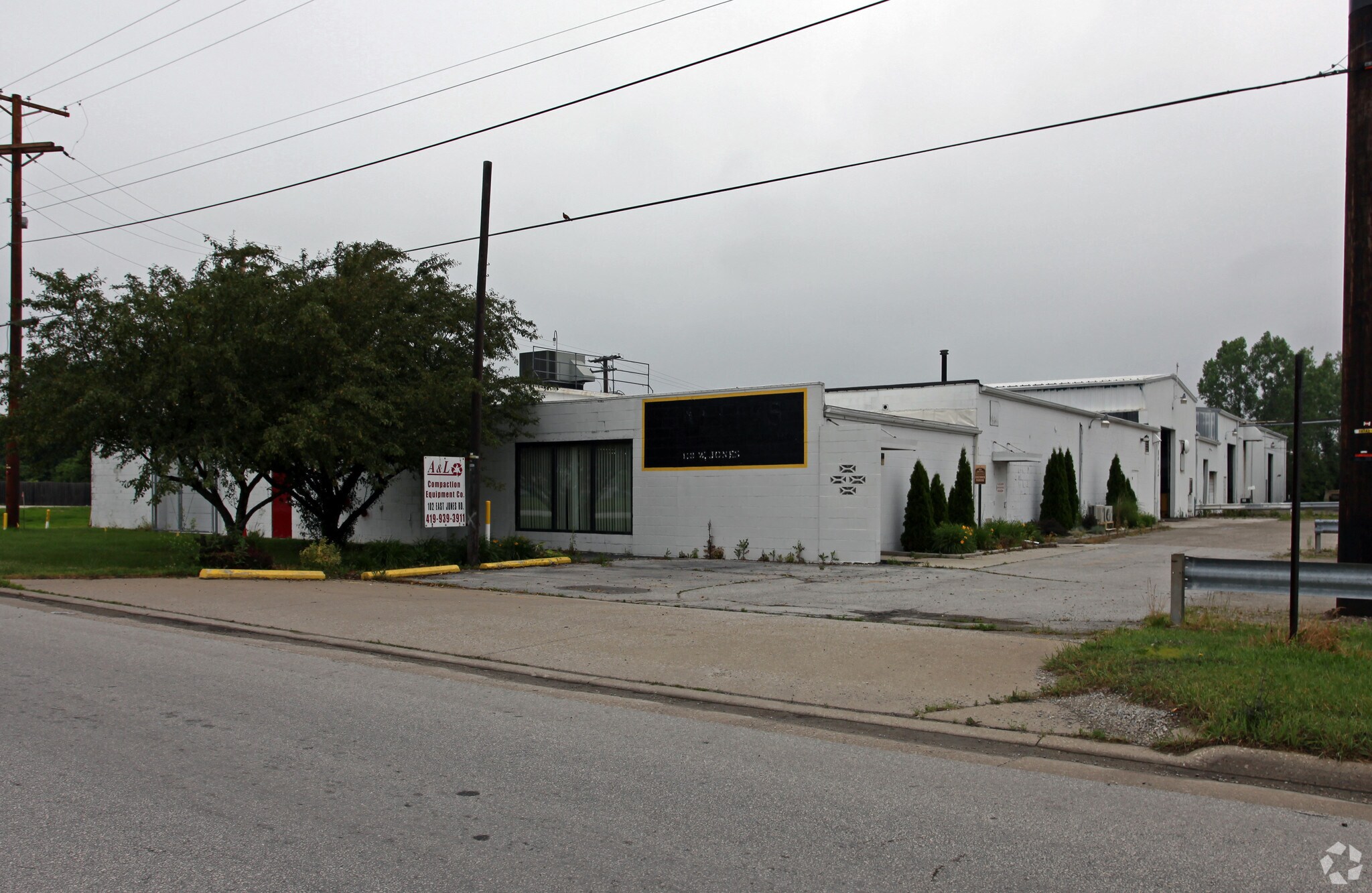 102 E. JONES & 110 W. JONES ROAD portefeuille de 3 propriétés à vendre sur LoopNet.ca Photo principale- Image 1 de 4