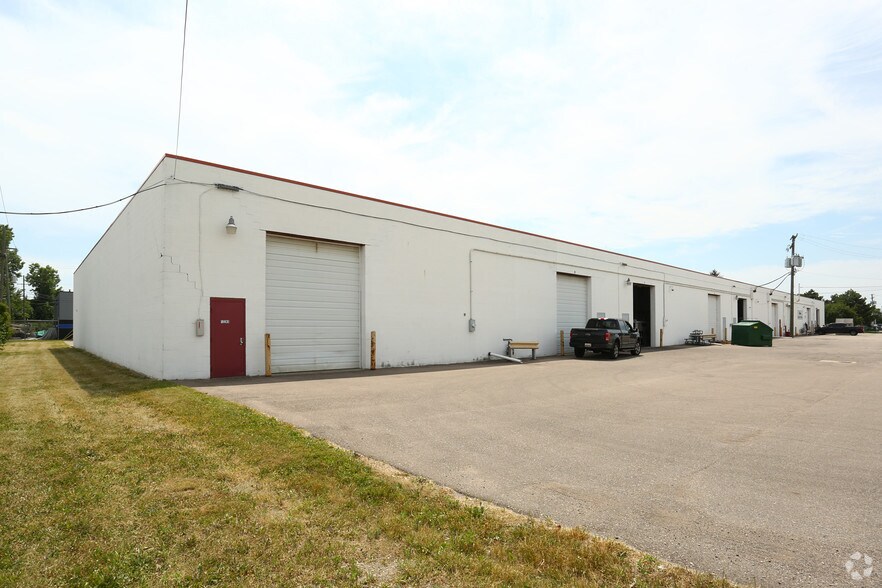 12251-12283 Universal Dr, Taylor, MI à louer - Photo du bâtiment - Image 2 de 5