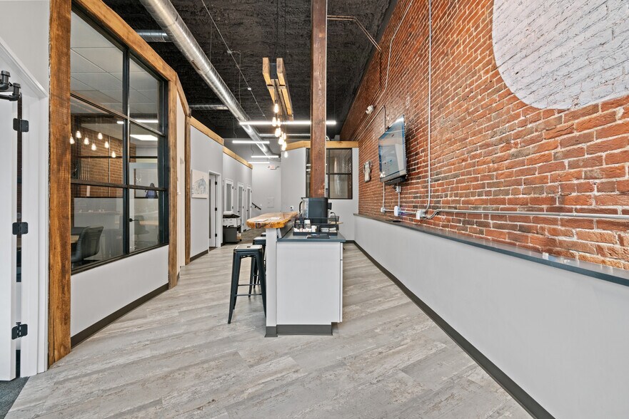251 S Main St, Butler, PA à louer - Photo du bâtiment - Image 3 de 10