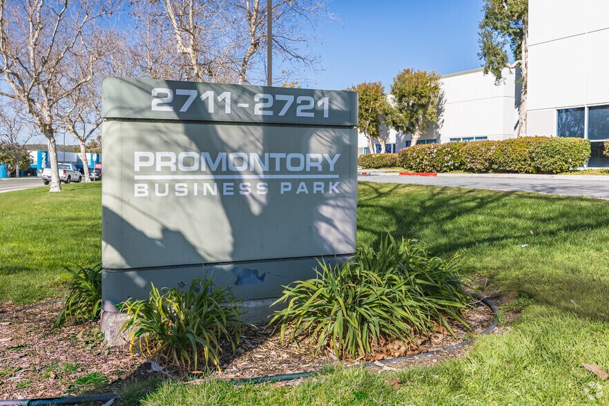 2717 Loker Ave W, Carlsbad, CA à louer - Photo du bâtiment - Image 2 de 9