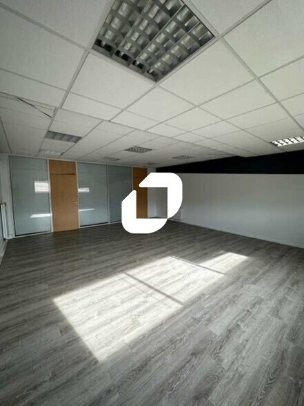 Office in Morainvilliers for lease - Building Photo - Image 2 of 11
