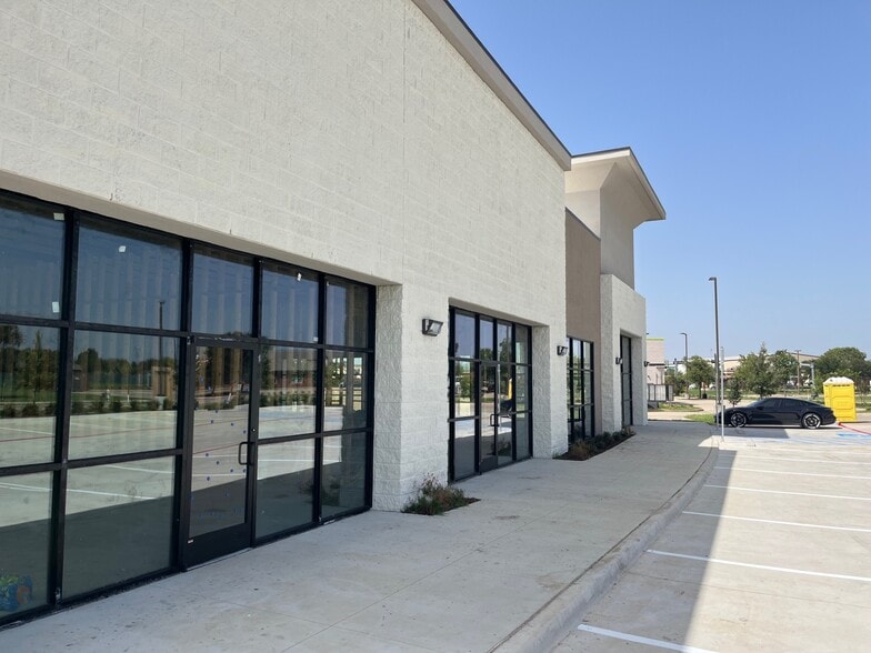 4049 Huffines blvd, Carrollton, TX à louer - Photo du bâtiment - Image 3 de 7