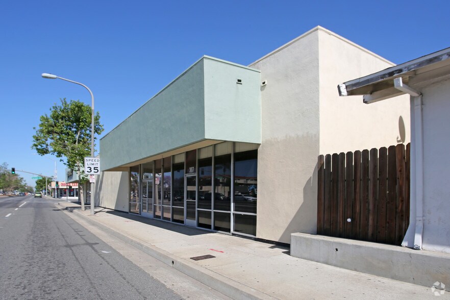 301-307 E 17th St, Santa Ana, CA à louer - Photo du bâtiment - Image 2 de 7