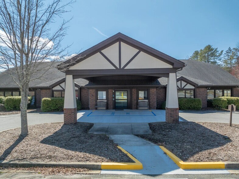 377 Gallimore Rd, Brevard, NC à louer - Photo du bâtiment - Image 2 de 3