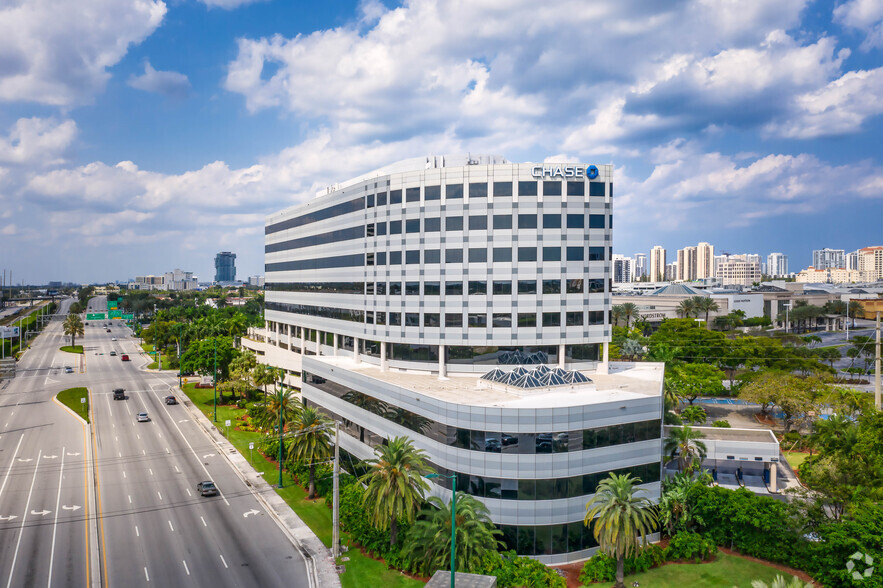 19495 Biscayne Blvd, Aventura, FL à louer - Photo principale - Image 1 de 25