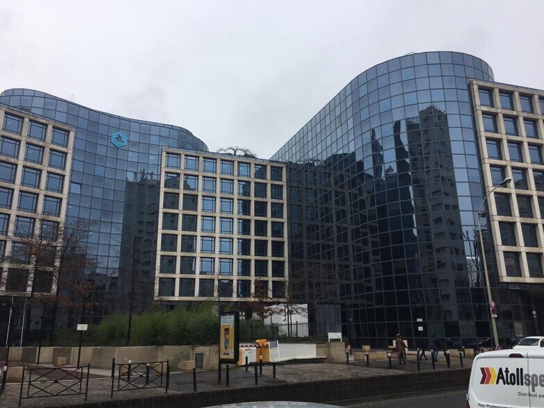 45 Rue Louis Blanc, Courbevoie à louer - Photo du bâtiment - Image 2 de 7