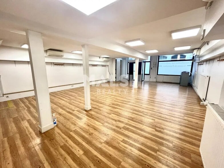 Retail in Lyon for sale - Interior Photo - Image 2 of 10