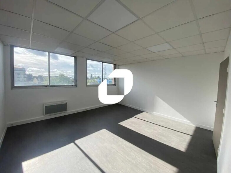 Office in Conflans-Sainte-Honorine for lease - Interior Photo - Image 3 of 7
