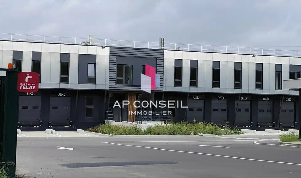 Office in Trappes for lease Building Photo- Image 1 of 7