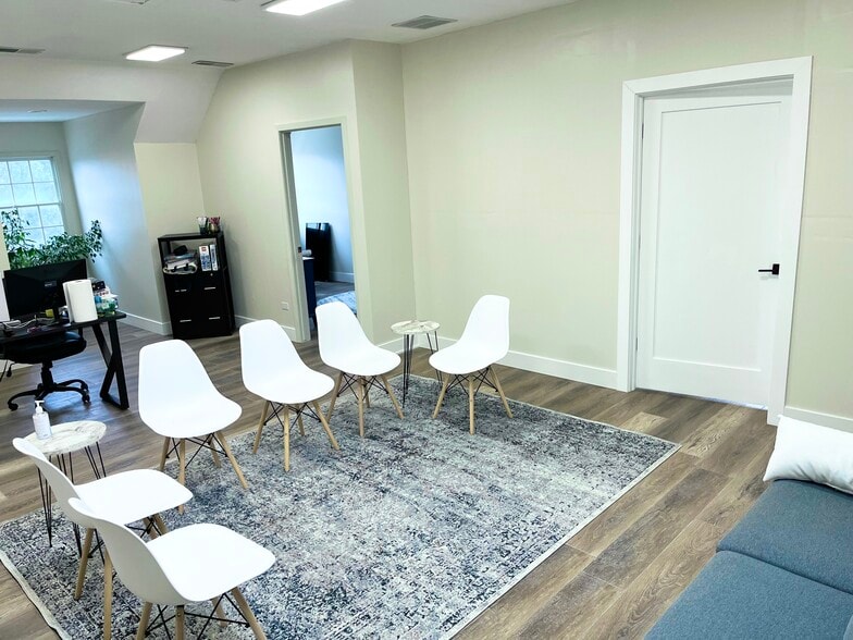 183 Heritage Dr, Crystal Lake, IL for lease - Building Photo - Image 3 of 6