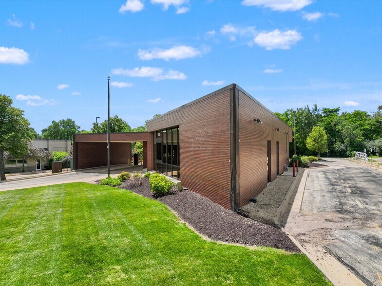 1805 John F Kennedy Rd, Dubuque, IA à vendre - Photo du bâtiment - Image 3 de 47