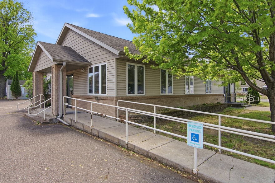 2108 S Broadway St, Menomonie, WI for sale - Building Photo - Image 3 of 33