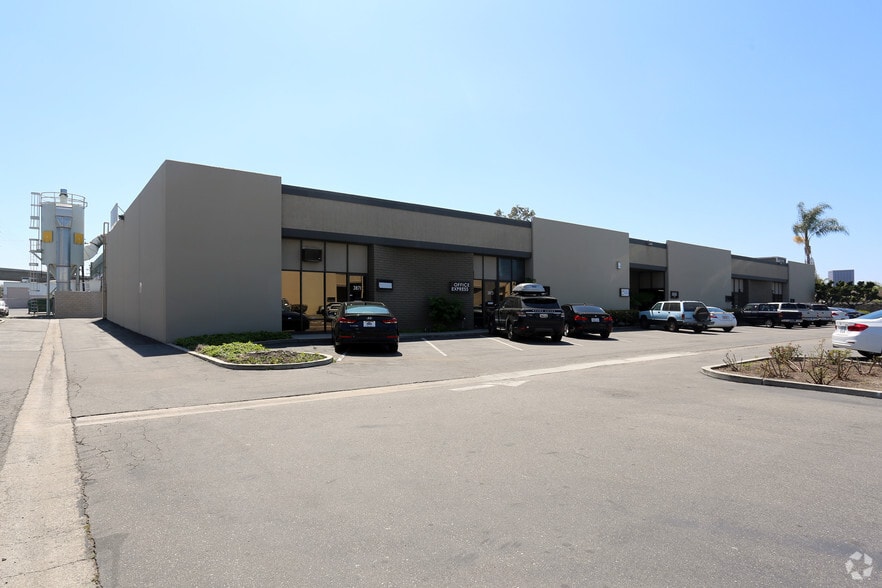 3801-3815 S Main St, Santa Ana, CA à louer - Photo du bâtiment - Image 3 de 3