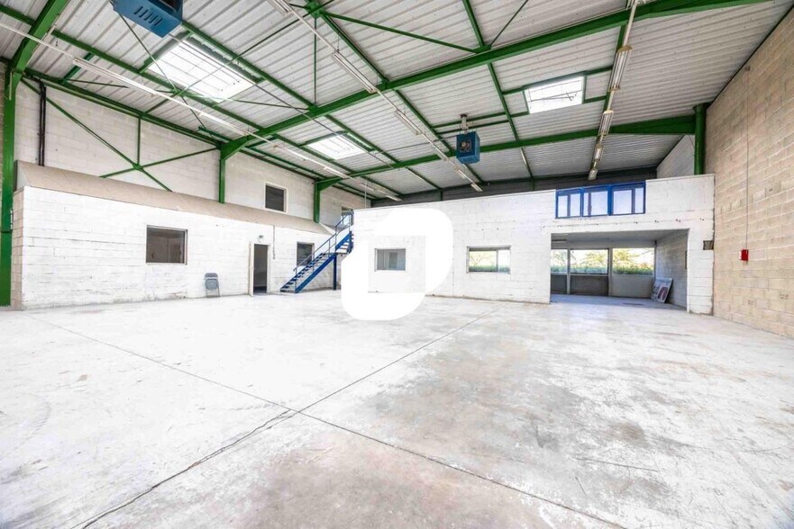 Flex in Saint-Thibault-des-Vignes for lease - Building Photo - Image 2 of 8