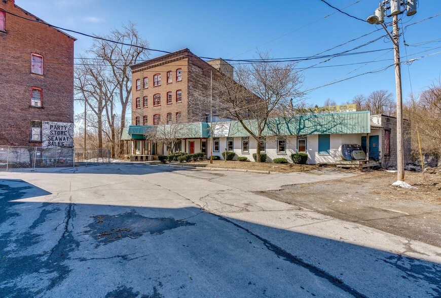 571 Fairbanks St, Watertown, NY à vendre - Photo du bâtiment - Image 2 de 20