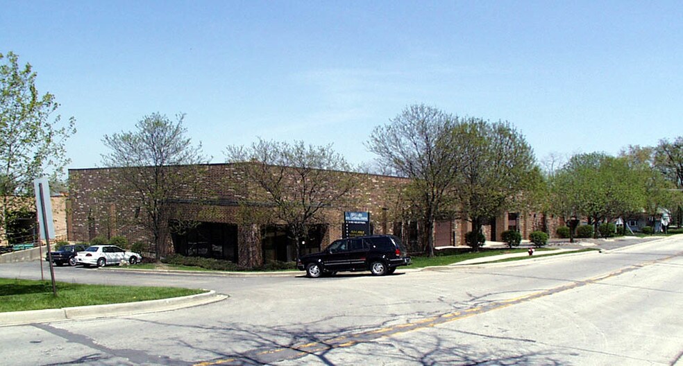 740 Front St, Lisle, IL à vendre - Photo du bâtiment - Image 2 de 3