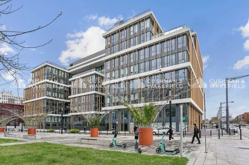 2 Avenue De La Gare, Montigny-le-Bretonneux à louer - Photo du bâtiment - Image 3 de 4