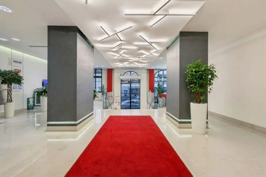 106-108 Rue La Boétie, Paris à louer - Photo du bâtiment - Image 3 de 7