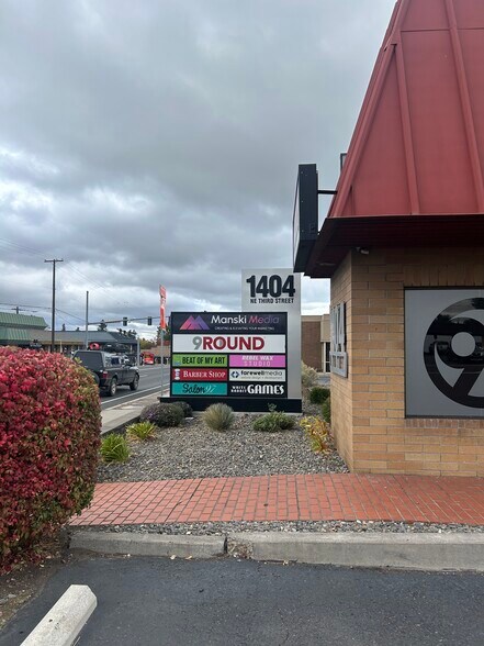 1404 NE 3rd St, Bend, OR à louer - Photo du bâtiment - Image 3 de 4