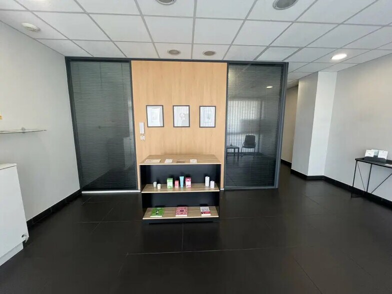 Bureau dans Avignon à louer - Photo du bâtiment - Image 2 de 7