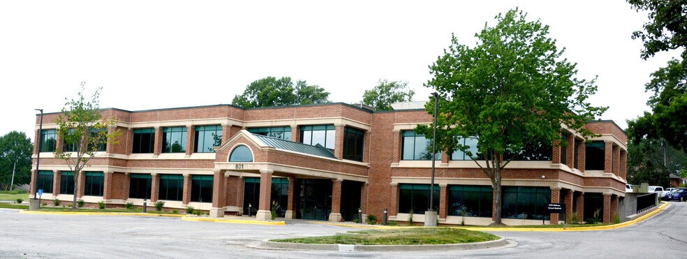 801 NW St. Mary's Dr, Blue Springs, MO à louer - Photo du bâtiment - Image 3 de 4