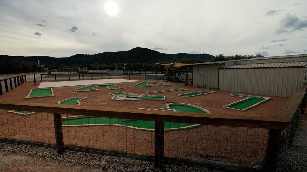 4377 S US Highway 83, Leakey, TX à vendre - Photo du bâtiment - Image 3 de 9