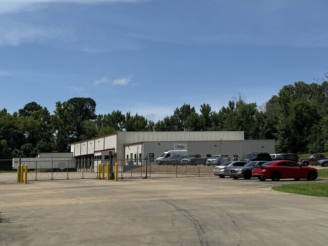 Plus de détails pour 1530 Business Park Dr, Clinton, MS - Industriel à louer