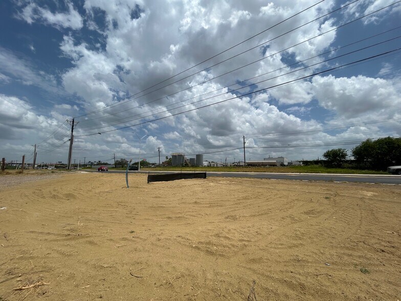 4000 State Highway 359, Laredo, TX à vendre - Photo du bâtiment - Image 2 de 11