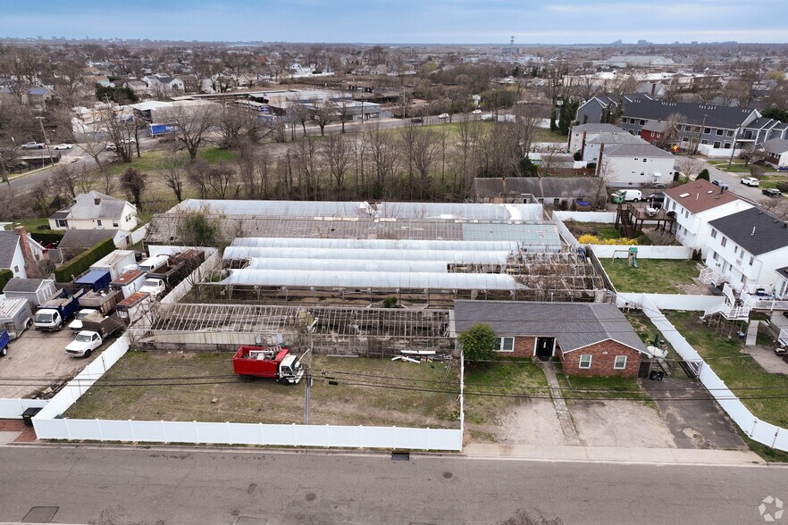 385 Silver Ln, Oceanside, NY à vendre - Photo du bâtiment - Image 3 de 6