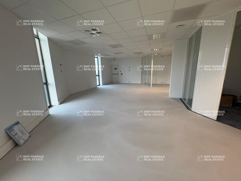 Office in Nantes for lease - Building Photo - Image 1 of 16