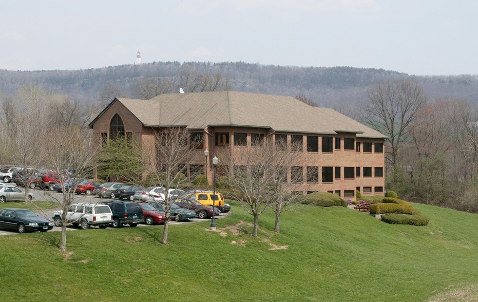 20 Avon Meadow Ln, Avon, CT for sale - Building Photo - Image 2 of 7