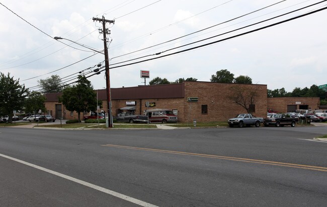 Plus de détails pour 7609-7617 Commerce Ln, Clinton, MD - Industriel à louer